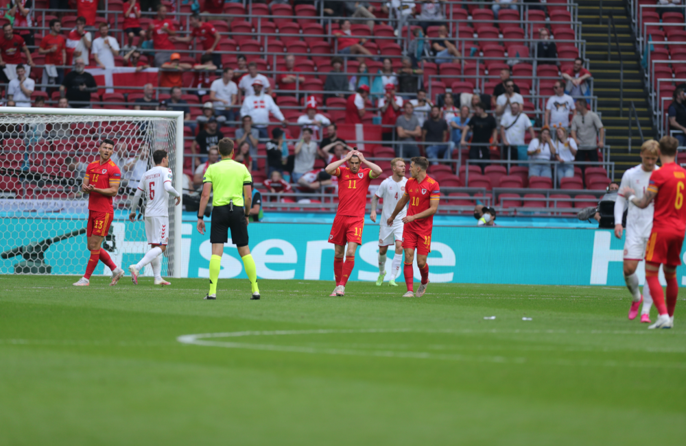  沙尔克04主场遭遇惨败，防守漏洞百出暴露致命短板  